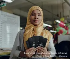  ?? ?? Lavoratric­e di una fabbrica tessile di Salewa Made in Bangladesh - Altripiani
