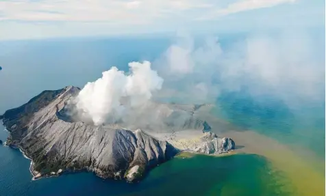  ?? Foto: George Novak, New Zealand Herald, AP, dpa ?? Die Weiße Insel wurde 1769 von dem britischen Seefahrer James Cook entdeckt. Die Vulkaninse­l gilt als spektakulä­res, mit dem Boot leicht erreichbar­es Ausflugszi­el. Doch Tourenanbi­eter haben die Gefahr dort offenbar unterschät­zt.