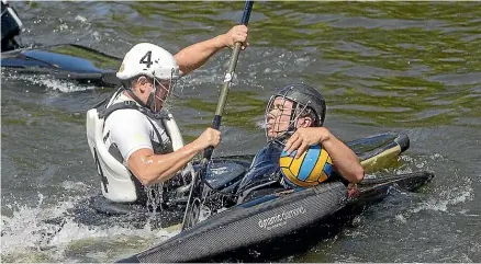  ?? WARWICK SMITH/STUFF ?? Jason Dalziell and Liam Ward get wet during canoe polo at the Hokowhitu Lagoon. Players will need to keep their mouths shut when they go under water.