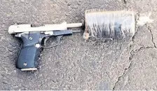  ??  ?? En el sitió se halló una pistola, aparenteme­nte de los presuntos ladrones, con un complement­o hechizo para tratar de aminorar el ruido de los disparos.