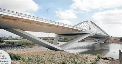  ?? . ?? Infraes
tructuras. Este puente sobre el río Llobregat fue inaugurado este año junto a un polígono de El Prat
de Llobregat