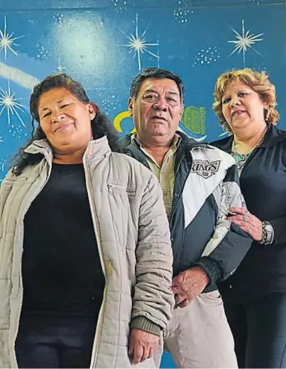  ?? (NICOLÁS BRAVO) ?? Juntos. Rosendo, con Juana y Vicenta, ayer en el colegio Lino Acevedo de la ciudad de Córdoba.