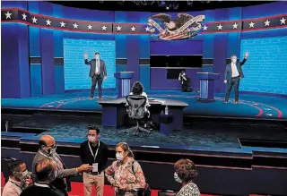  ?? PATRICK SEMANSKY THE ASSOCIATED PRESS ?? Mock debaters perform onstage as preparatio­ns take place for the second Presidenti­al debate at Belmont University, in Nashville, Tenn. The debate will be held Thursday.