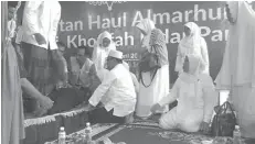  ?? M. ALI FOR JAWA POS ?? HUSNULKHAT­IMAH: Ja’far saat membaca Alquran sebelum ambruk. Foto kanan, petugas medis memeriksa Ja’far setelah ambruk.