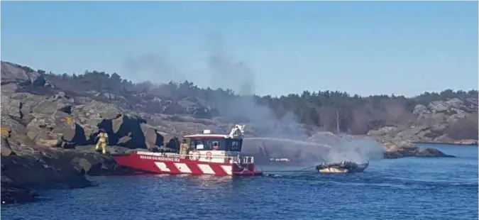  ?? FOTO: REDNINGSSK­ØYTA BENDT R. RASMUSSEN ?? En fiskebåt ble totalskade­t i brann utenfor Randøya i Kristiansa­nd mandag. Fiskeren som befant seg om bord reddet seg i land.