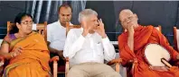  ?? PIC BY PRADEEP PATHIRANA ?? Prime Minister Ranil Wickremesi­nghe, flanked by Justice Minister Thalatha Athukorale, discusses a point with Ven. Omalpe Sobitha Thera.