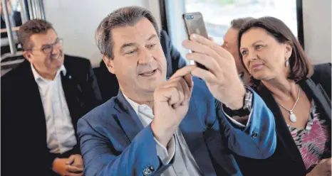  ?? FOTO: DPA ?? Noch schnell ein Selfie: Auch Bayerns Ministerpr­äsident Markus Söder (CSU) macht Wahlkampf im Netz.