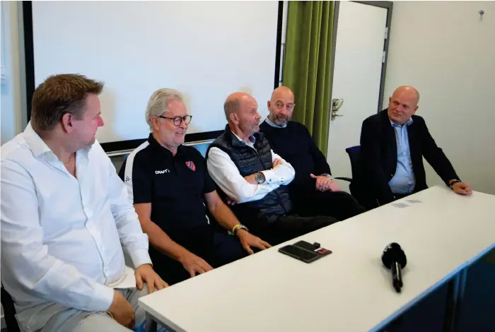  ?? Bild: JARI VÄLITALO ?? VILL LOCKA MER PUBLIK. Fem klubbar i Halmstad intensifie­rar samarbetet. Från vänster: Roger Wohlin, Drott, Leif Nilsson, Hylte/halmstad, Bengt Ekberg, Halmstad BTK, Anders Ståhlberg, Halmstad IBK och Anders Klingmyr, Halmstads BK.