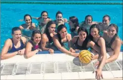  ??  ?? LISTAS. Las jugadoras del CN Sabadell en la piscina de Can Llong.