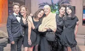  ??  ?? Cristina Lastra Belgrano, con sus hijas y nietas