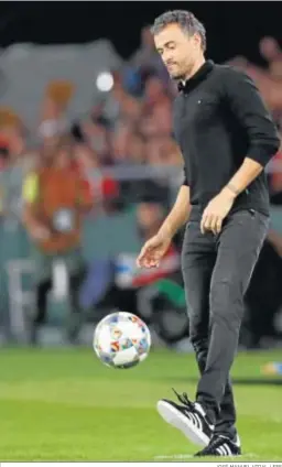  ?? JOSÉ MANUEL VIDAL / EFE ?? Luis Enrique golpea el balón durante el partido a Inglaterra.