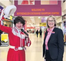  ??  ?? Hats off Patsy Cline tribute act Susie G with Rutherglen Exchange boss Jane Cowan