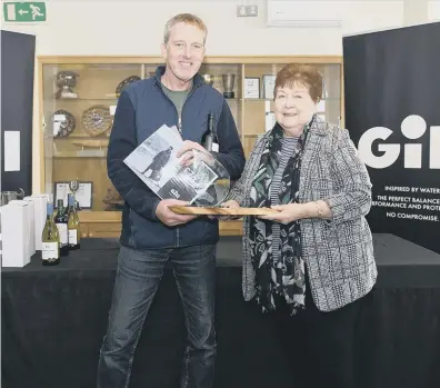  ?? ?? Judith Black presents the Chris Black trophy to Paul Craft. Picture by Paul Sanwell