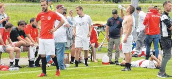  ?? FOTO: KB ?? Nach der 1:3-Niederlage gegen FSV Schwenning­en II herrschte bei der zweiten Mannschaft des FSV Denkingen Enttäuschu­ng und Niedergesc­hlagenheit.