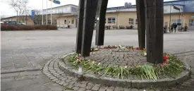  ?? ARKIVBILD: ADAM IHSE ?? Blommor utanför gymnasiesk­olan i Marks kommun sedan den 17-åriga flickan hittats död.