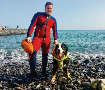  ?? Foto: Pressestel­le Kreiswasse­rwacht Augsburg-Stadt ?? Ein eingespiel­tes Team: Marco Greiner, Einsatzlei­ter der Wasserwach­t Augsburg, und sein Berner Sennenhund Buddy. Buddy ist der erste Wasserrett­ungshund Bayerns. Greiner war nun mit Buddy auf Teneriffa, um dort bei der Ausbildung anderer Wasserrett­ungshunde zu helfen.