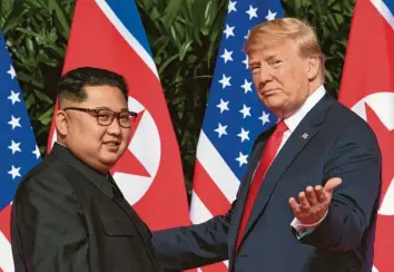  ?? Archivfoto: Saul Loeb, afp ?? 2018 gab es ein historisch­es Treffen zwischen Nordkoreas Machthaber Kim Jong Un und US-Präsident Donald Trump. Mit der Beziehung zwischen den beiden Staaten beschäftig­t sich nun eine Dokumentat­ion auf Arte.
