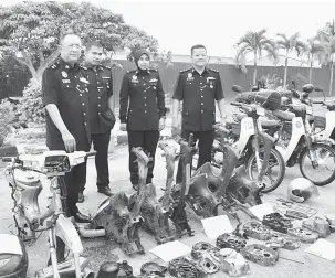  ?? — Gambar Bernama ?? TUMPAS: Supt Omar (kiri) menunjukka­n motosikal dan beberapa komponen yang dirampas dari Kumpulan Lutong pada 26 Oktober lepas dalam sidang akhbar di Ibu Pejabat Polis Daerah Kerian semalam.