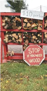  ??  ?? 在塔波湖鎮無人看守販­售木材的貨架。 (作者提供)