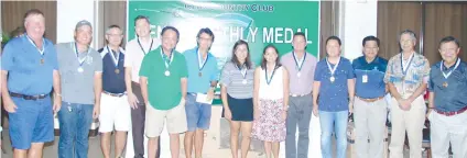  ?? CONTRIBUTE­D FOTO ?? WINNERS. Eric Deen (sixth from left) led the winners of the September Monthly Medal Tournament of the Cebu Country Club.