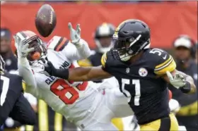  ?? DAVID RICHARD — THE ASSOCIATED PRESS ?? Browns tight end David Njoku reaches but cannot catch a pass under pressure from the Steelers’ Kameron Canaday (57) during the first half Sept. 9.