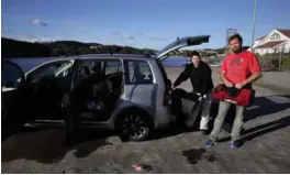  ?? FOTO: VEGARD DAMSGAARD ?? Dykkerne Trond Jarle Repvik og Berle Christians­en var lørdag nede og fotografer­te bilene utenfor dypvannska­ia ved NOV. Her pakker de sammen utstyret.