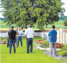  ?? FOTO: ELISABETH SOMMER ?? Schon im Juli haben sich die Justinger Ortschafts­räte auf dem Friedhof umgesehen.