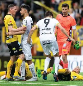  ?? Bild: Jörgen Jarnberger ?? Varningarn­a och frisparkar­na avlöste varandra när Häcken mötte Elfsborg i går. ”Det var en grinig match”, sammanfatt­ar Daleho Irandust.