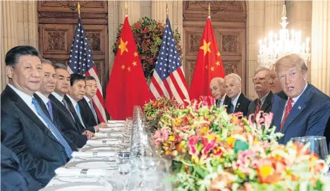  ?? SAUL LOEB / AFP / GETTY IMAGES ?? El presidente EEUU, Donald Trump y su homólogo de China, Xi Jinping, junto a los miembros de sus delegacion­es, durante la Cumbre de Líderes del G20 en Buenos Aires, Argentina.