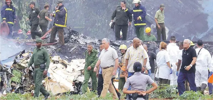  ??  ?? ► El Presidente de Cuba, Miguel Díaz-Canel, inspeccion­a el lugar del accidente del avión de Cubana, ayer.