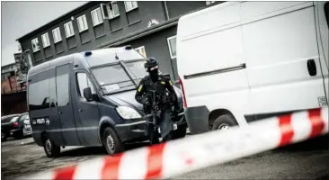  ?? FOTO: LINDA JOHANSEN ?? Tidligt om morgenen 5. april i fjor slog politiet til mod den mistaenkte hashliga. Her ransagede man bl.a. HA-klubhuset i Siljansgad­e på Amager.