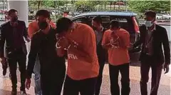  ?? ?? EMPAT suspek diiringi pegawai SPRM dibawa ke Kompleks Mahkamah Ayer Keroh bagi permohonan reman, semalam. - Gambar NSTP/Meor Riduwan Meor Ahmad