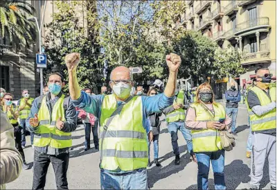  ?? Marxa de taxistes pels carrers de Barcelona, ahir al matí. ?? 33
JORDI OTIX