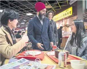  ?? DARRYL DYCK THE CANADIAN PRESS ?? NDP Leader Jagmeet Singh campaigns Sunday in the food court of a mall in Burnaby, B.C.