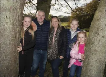  ??  ?? Jason Mulhall with his wife Louise and their children, Ryan, Ella and Leah.