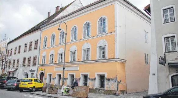  ?? FOTO: UWE JAUSS ?? Ziemlich herunterge­kommen: Hitlers Geburtshau­s in der Salzburger Vorstadt 15.