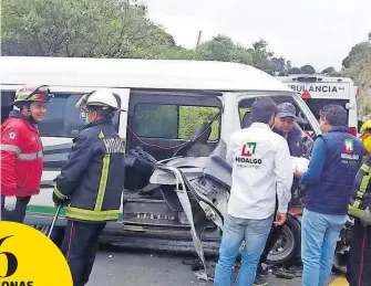  ?? WENDY LAZCANO ?? La Urvan quedó destrozada del frente