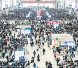  ?? BLOOMBERG ?? Travellers walk through the main hall of the Hongqiao Railway Station in Shanghai on Saturday. The coronaviru­s originated in Wuhan and is feared to have spread to other parts of China.