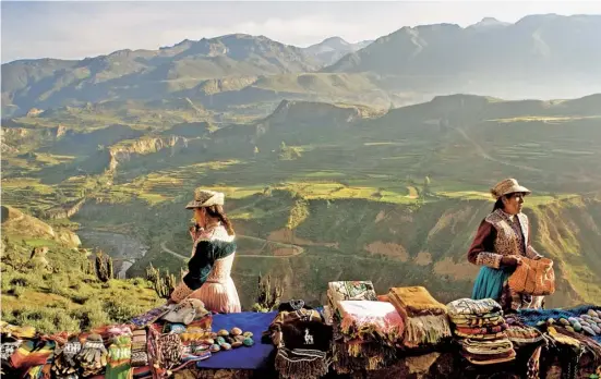  ??  ?? Handicraft vendors in the Colca Valley