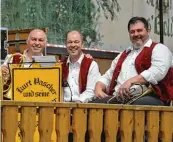  ?? Foto: Ida König ?? Vor ein paar Tagen spielten sie noch auf dem Augsburger Plär rer, jetzt sind Jürgen Marx, Michael Kuhn und Andreas Müller (von links) auf der Oidn Wiesn.