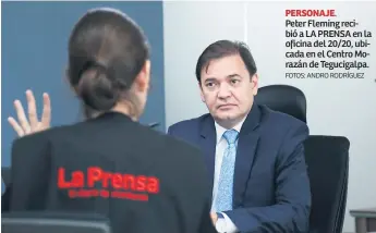  ?? FOTOS: ANDRO RODRÍGUEZ ?? PERSONAJE. Peter Fleming recibió a LA PRENSA en la oficina del 20/20, ubicada en el Centro Morazán de Tegucigalp­a.