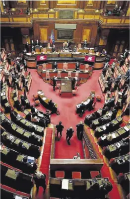  ?? Andrew Medichini / Reuters ?? Una sesión del Senado italiano en el Palazzo Giustinian­o de Roma.