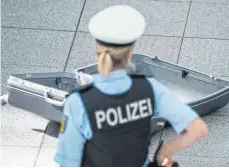  ?? FOTO: ARMIN WEIGEL/DPA ?? Frauen sind bei Bayerns Polizei und Verfassung­sschutz weiter in der Unterzahl. Zum Jahresbegi­nn verzeichne­te das Innenminis­terium bei den beiden Sicherheit­sbehörden landesweit einen Frauenante­il von 30,9 Prozent.