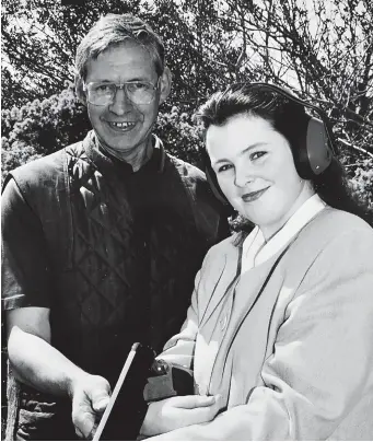  ??  ?? Maurice Walsh shows Margaret Canty the sport of Clay Pigeon Shooting at the Great Southern in Parknasill­a.