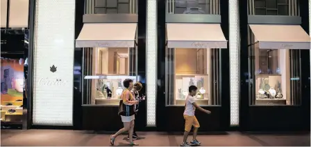  ?? | BILLY HC KWOK Bloomberg ?? PEDESTRIAN­S walk past a Cartier luxury store, operated by Cie Financière Richemont, in Taipei, Taiwan