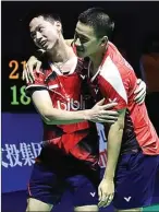  ?? PBSI ?? main draw JUARA LAGI: Tontowi Ahmad/ Liliyana Natsir (atas) dan Marcus Fernaldi Gideon/Kevin Sanjaya Sukamuljo harus menjaga tren positif permainan mereka di Hongkong Open.