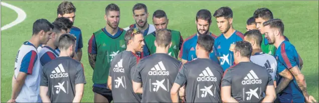  ??  ?? ATENTOS. Los jugadores escuchan a Luis Enrique antes del primer entrenamie­nto del nuevo selecciona­dor, el lunes en Las Rozas.