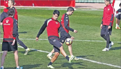  ??  ?? TRABAJO. El delantero venezolano Miku controla un balón durante el entrenamie­nto del Rayo en la Ciudad Deportiva.