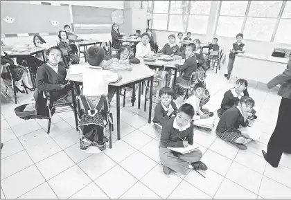  ??  ?? ▲ Niños de educación primaria durante clases en escuela de la CDMX. Foto Jesús Villaseca