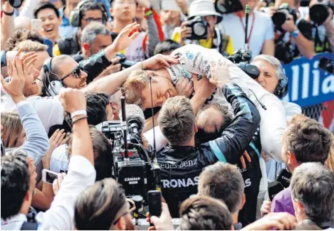  ?? Foto: Lynn Bo Bo, dpa ?? Zusammen mit seinem Mercedes-Team feierte Nico Rosberg seinen souveränen Sieg in Shanghai.